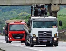 >
<p>Além de apreciar a estética imponente dos caminhões, também vamos mergulhar nos bastidores, explorando os motores poderosos, os sistemas de transporte inteligentes e as inovações tecnológicas que tornam esses veículos verdadeiros líderes da estrada. Prepare-se para uma jornada emocionante pelo mundo dos caminhões, onde a força, a eficiência e a engenhosidade se encontram.</p>
< img src= images.png